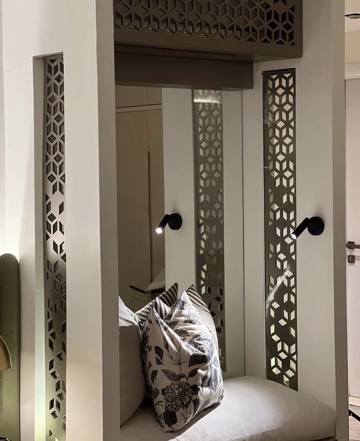 Seating nook with geometric screen